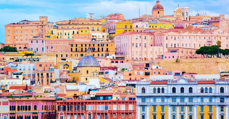 Vistas de las casas coloridas de Cagliari (Adobe Stock)