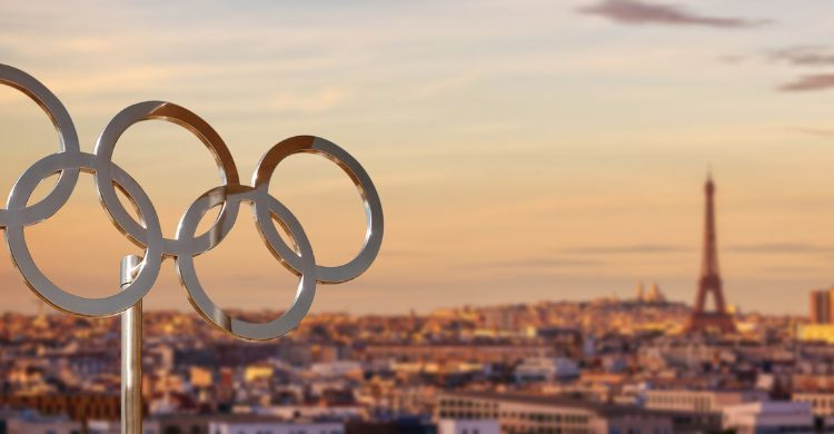 Anillas olímpicas con vistas panorámicas a la Torre Eiffel, París. (Adobe Stock)