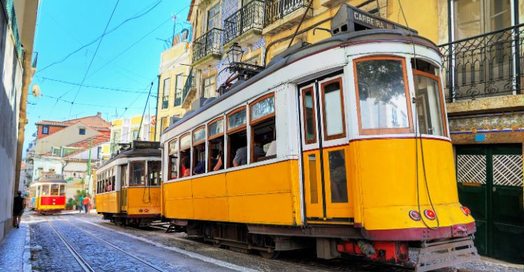 Clásicos tranvías amarillos de Lisboa (Canva)
