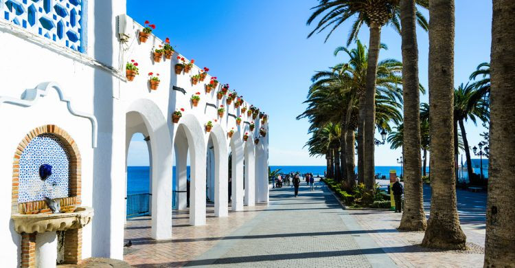 Contempla las vistas desde el Balcón de Europa, en Nerja. (Adobe Stock)