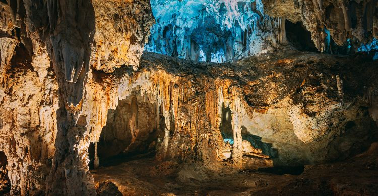 Descubre las diferentes formaciones de rocas, estalactitas y estalagmitas, en las cuevas de Nerja. (Adobe Stock)