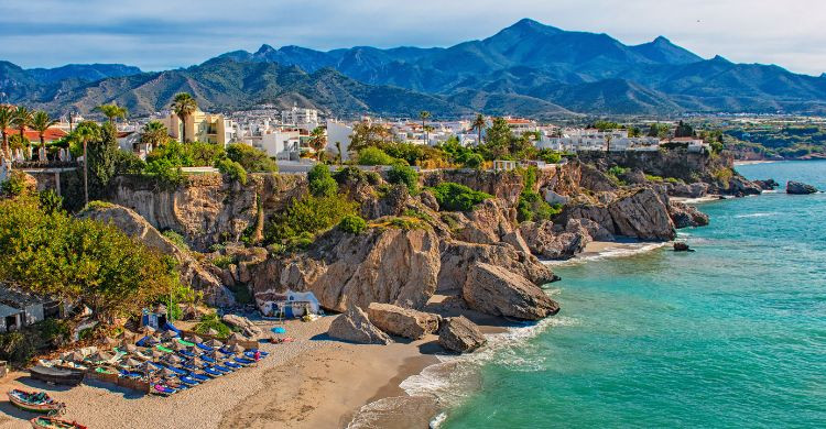 Disfruta de un día de sol en las playas de Nerja, en la Costa del Sol. (Adobe Stock)