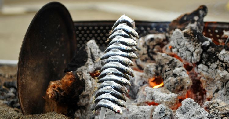 El espeto de sardinas a la brasa es uno de los platos más populares de Nerja, España. (Adobe Stock)