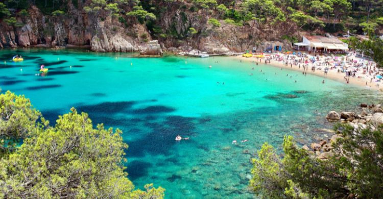 Aguas cristalinas en la Cala Aiguablava, en Begur, Girona. (AdobeStock)