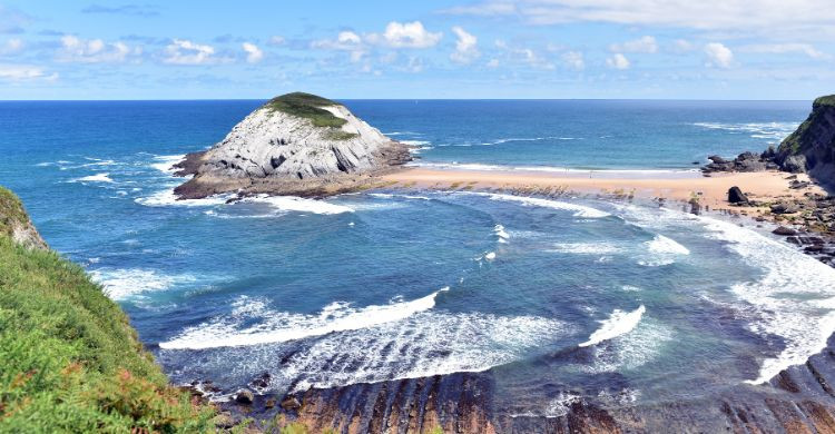 Playa de Covachos, durante un día soleado, en Santander, Cantabria. (AdobeStock)