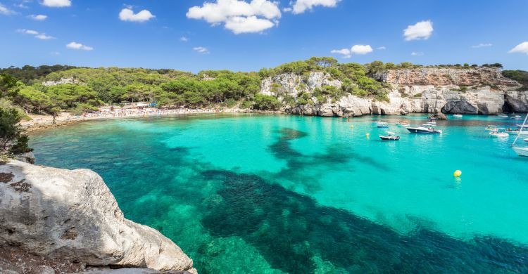Vista panorámica de la mejor playa de Menorca, Cala Macarella, Islas Baleares. (AdobeStock)