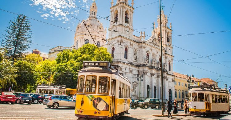 Tramvia por las calles de Lisboa, Portugal. (AdobeStock)