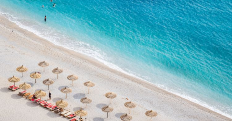 Gjipe Beach, una de las zonas costeras más bonitas de Albania. (Adobe Stock)