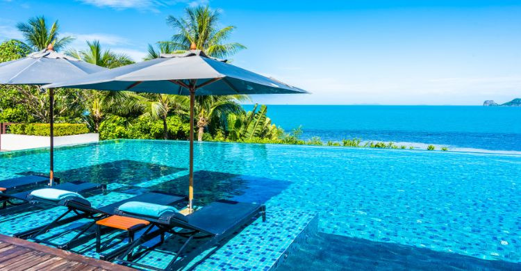 Infinity pool al aire libre con vistas al mar, en un complejo hotelero. (Adobe Stock)