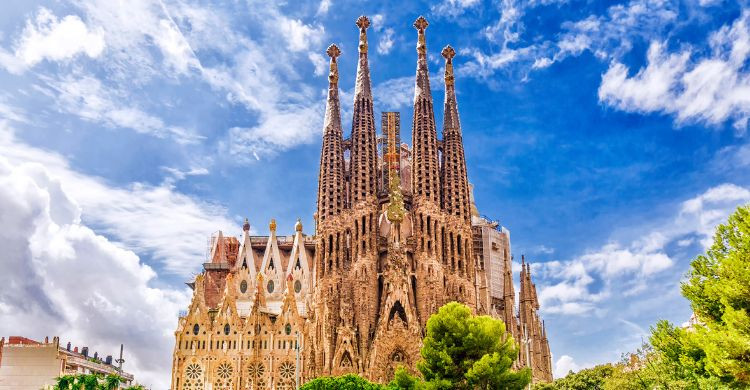 La Sagrada Familia en Barcelona, la obra más conocida de Antonio Gaudí. (Adobe Stock)