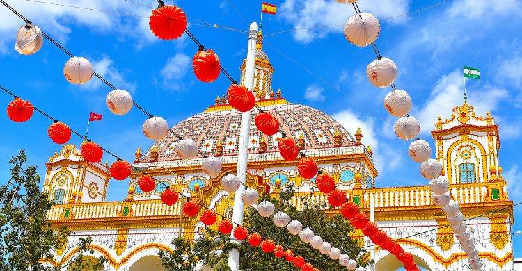 La ciudad de Sevilla decorada en las fiestas de la Feria de Abril (iStock)
