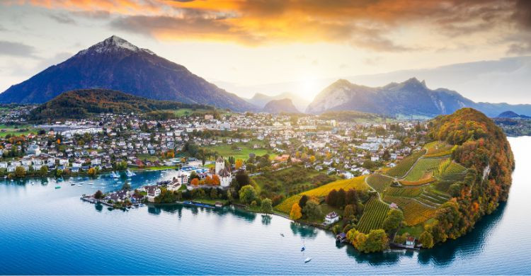 Lago de Thun (Thunersee), Suiza. (Adobe Stock)
