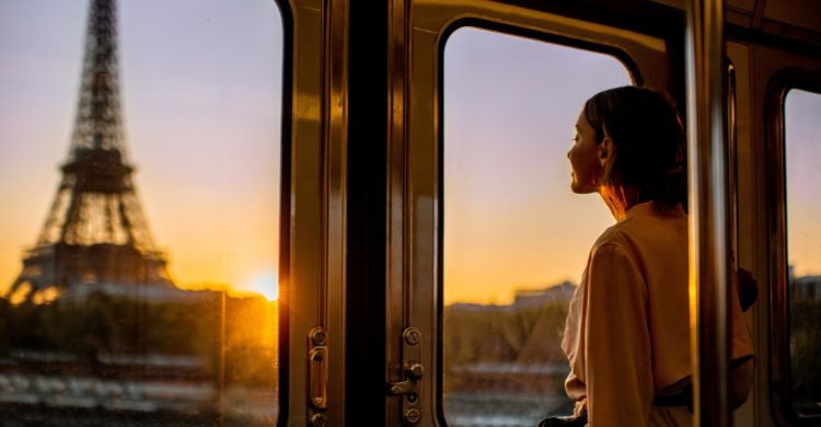 Mujer en el metro de París. (Adobe Stock)