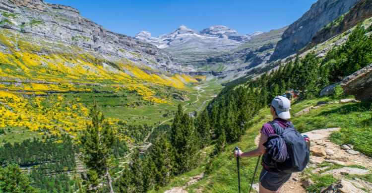 Mujer recorriendo la ruta de senderismo de la Senda de los Cazadores, en el Parque Nacional de Ordesa y Monte Perdido, en Huesca. (Adobe Stock)