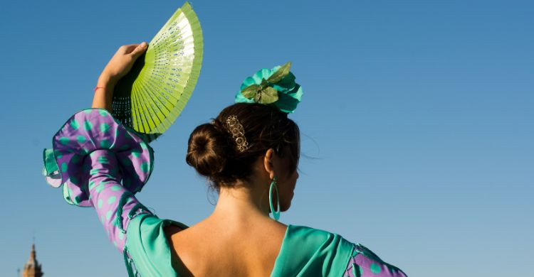 Mujer con el traje de flamenca en la Feria de Abril (iStock)
