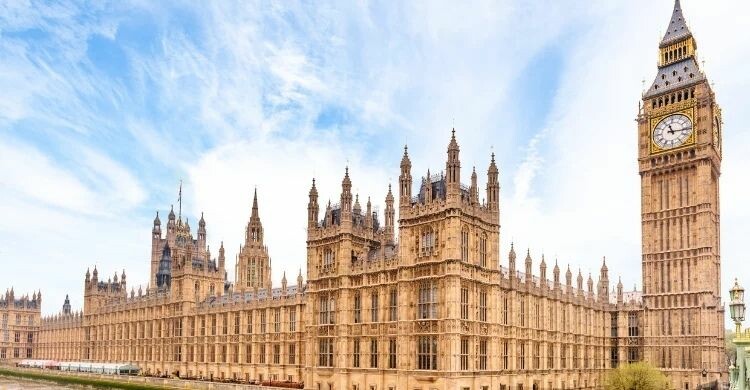 No puedes dejar de visitar el Big Ben en tu visita a Londres (Canva)