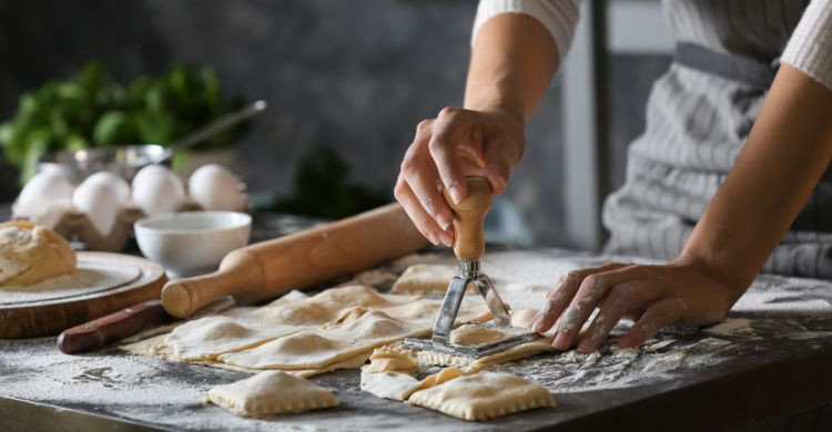 Observa cómo preparan la pasta fresca en La Pasta Lab, en Barcelona. (Adobe Stock)