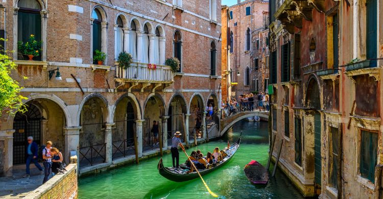 Paseo en góndola por Venecia (Adobe Stock)