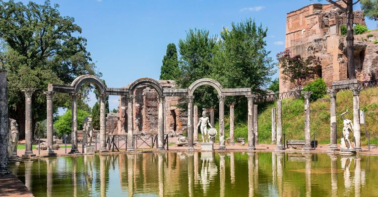 Patio de Villa Adriana, Tivoli, Italia. (Adobe Stock)