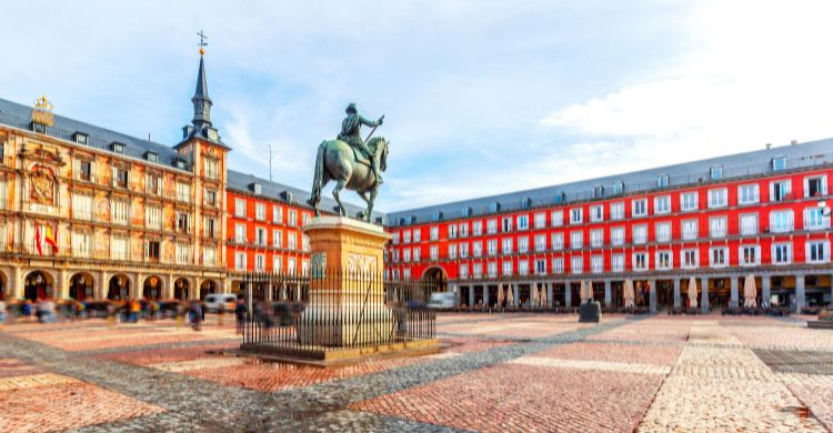 Plaza Mayor con la estatua del rei Felipe III, Madrid, España. (Adobe Stock)