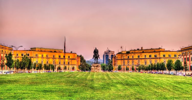 Plaza Skanderbeg, el corazón de la ciudad, donde se erige una estatua del héroe nacional. (Adobe Stock)