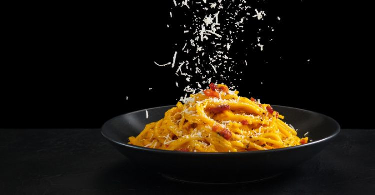 Prueba los Spaghetti alla Carbonara, uno de los mejores platos de la ciudad. (Adobe Stock)