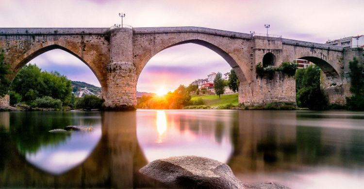 Puente romano del Rio Miño, Ourense, Galicia. (Adobe Stock)