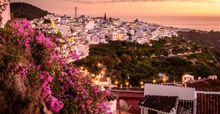 Recorre las calles del pueblo de Frigiliana, cerca de Nerja. (Adobe Stock)