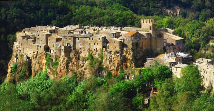 Villa medieval Calcata, Lazio, Italia. (Adobe Stock)