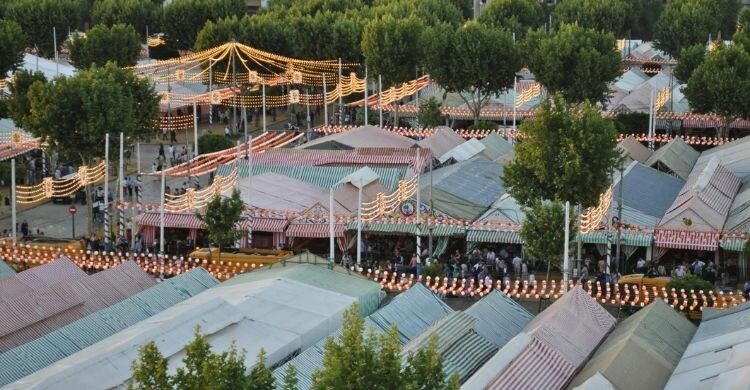 Vista aérea de la Feria de Abril con las casetas y las luces (AdobeStock)