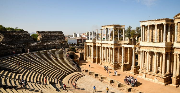 Vista de fragmentos de arquitectura del teatro y anfiteatro, del Teatro Romano de Mérida, Badajoz. (Adobe Stock)