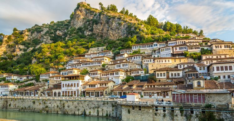 Vista del pueblo Mangalem, Berat, en Albania. (AdobeStock)
