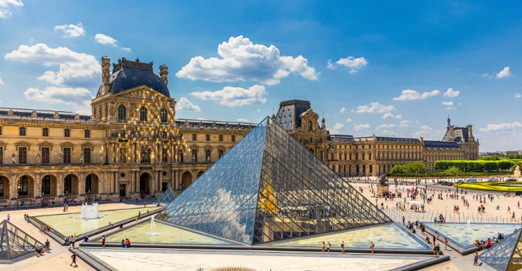 Vista panorámica del Museo del Louvre, histórico monumento de París. (Adobe Stock)