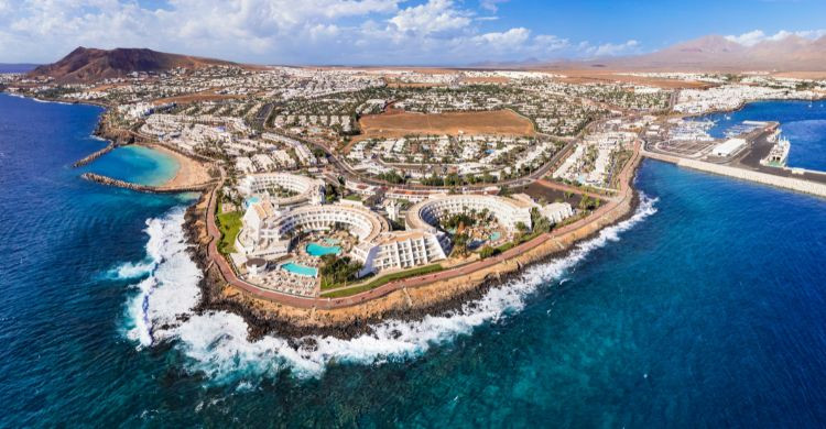 Vista panorámica del resort de Playa Blanca, en Lanzarote, Islas Canarias, España. (Adobe Stock)