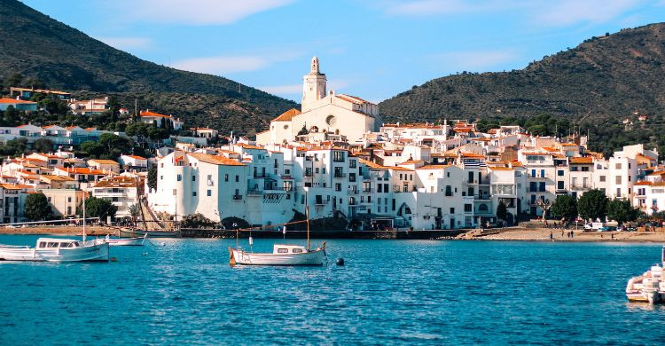 Vistas de Cadaqués (Adobe Stock)