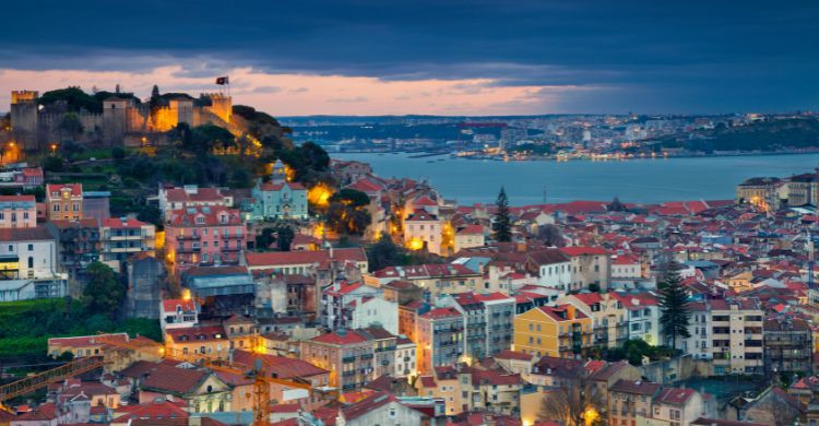 Vistas nocturnas de la ciudad de Lisboa (Canva)