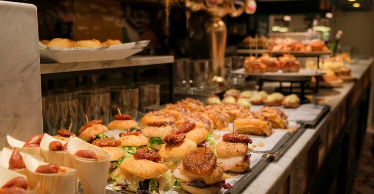 Aperitivos o tapas tradicionales conocidos como pintxos en la barra de un bar en San Sebastián, País Vasco, España. (Adobe Stock)