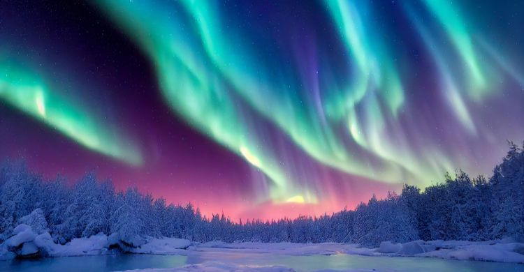 Aurora boreal verde sobre las montañas, en Noruega. (Adobe Stock)