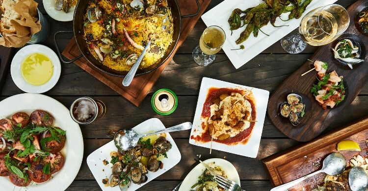 Barcelona es una de las ciudades españolas más atractivas para los amantes de la gastronomía. (Adobe Stock)