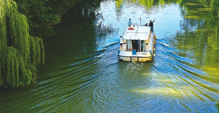 Barco de Locaboat navegando (Locaboat Holiday)