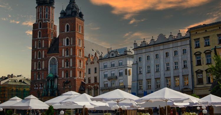 Basílica de Santa María en la plaza del Mercado de Cracovia. (Adobe Stock)