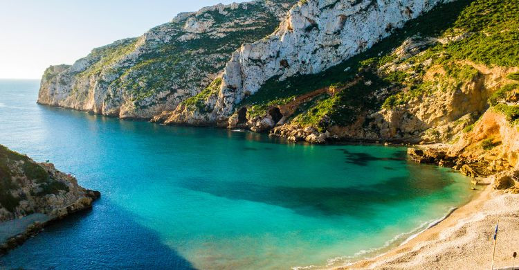 Cala Granadella en un día soleado, en Jávea. (Adobe Stock)