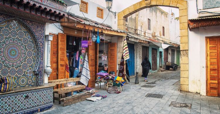 Calles vacías de la Medina de Rabat durante el día, en Marruecos. (Adobe Stock)