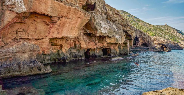 Cova Tallada, en Jávea. Cueva en el Parque Natural de Montgó, Alicante, Valencia. (Adobe Stock)