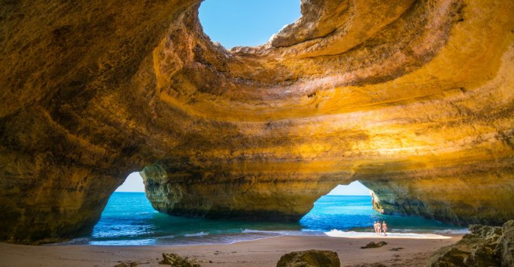 Cueva de Benagil Cave, en Algarve, una de las más bonitas de todo el mundo. (Adobe Stock)