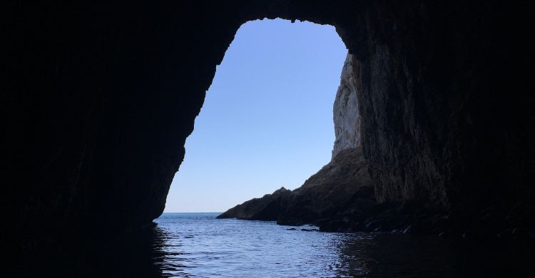 Cueva del Orguens, situada dentro del mar, en el litoral del Cap de la Nau, en Jávea. (Adobe Stock)