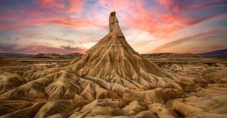 Curiosa formación geológica debida a la erosión en el parque natural de las Bárdenas Reales, reserva en Navarra, España. (Adobe Stock)