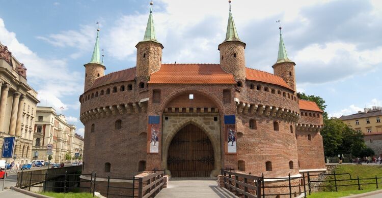 Edificio militar, conocido con el nombre de Barbacana, en Cracovia, Polonia. (Adobe Stock)