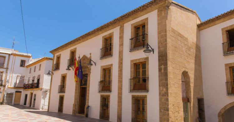 Edificios históricos en el casco antiguo de la ciudad de Jávea, España. (Adobe Stock)