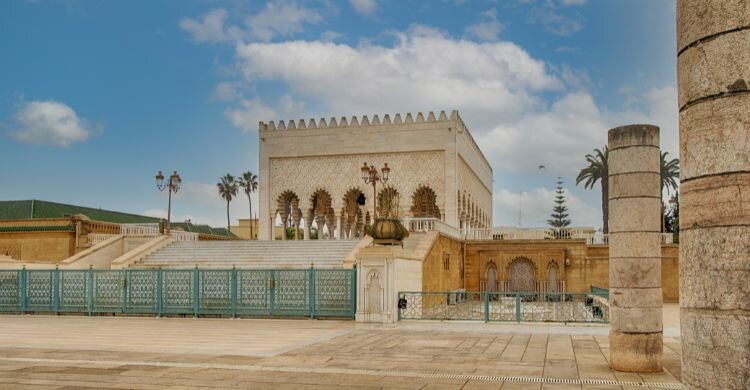 El Mausoleo de Mohammed V es otro de los lugares imprescindibles que debes ver en esta ciudad. (Adobe Stock)